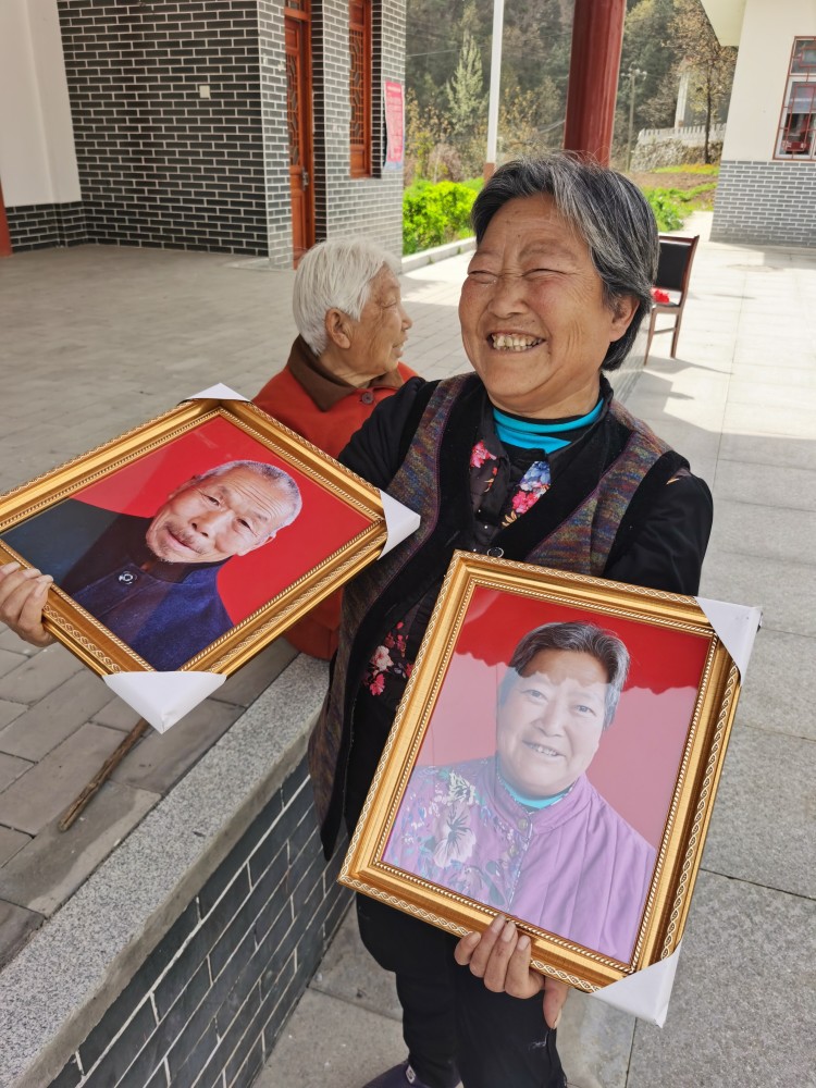女摄影师免费给2000余山区老人拍遗照来的多是65岁以上老人他们喜欢红