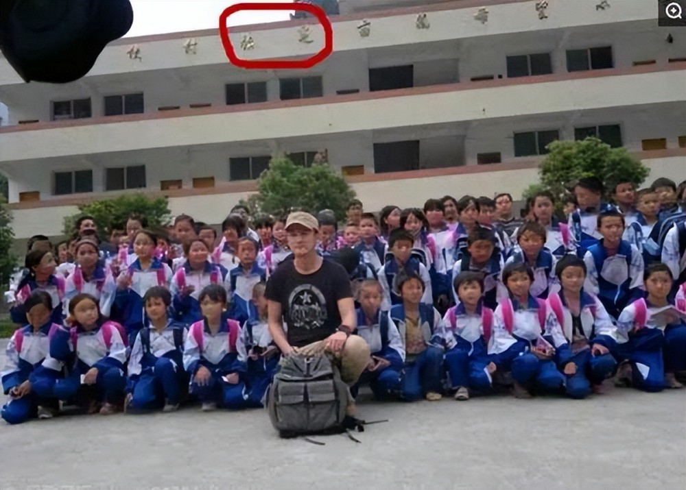 希望小学并且胡歌用张冕的名义做慈善盖房子一度把自己当成了两位老人