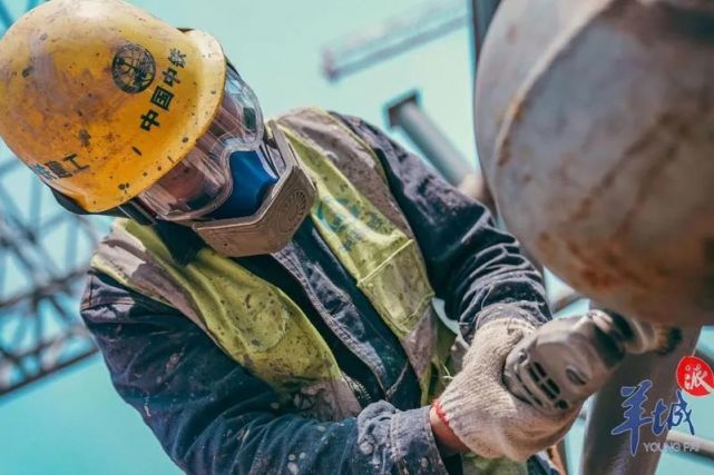 护目镜加防尘口罩,打磨岗位的工人每天得面对大量铁屑粉尘王永克正在