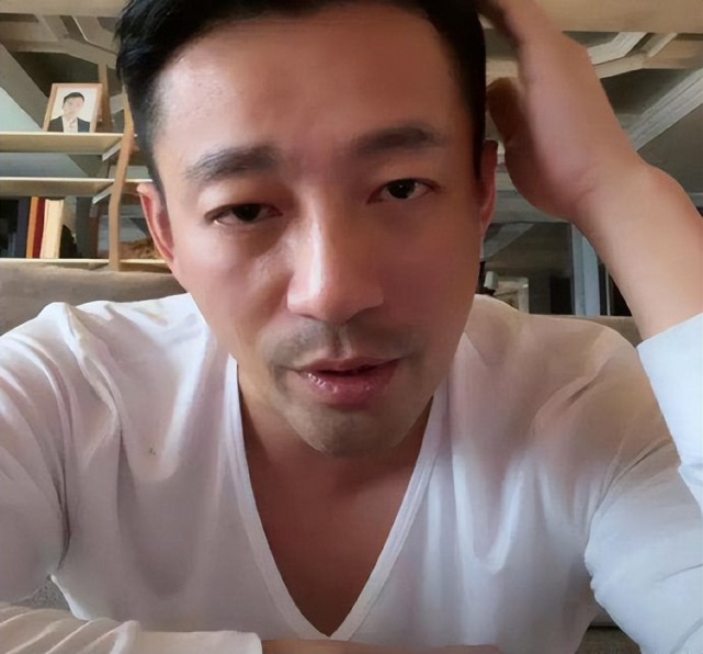 汪小菲深夜睡不着,开直播跟网友聊天,被送绿帽子礼物后脸色阴沉
