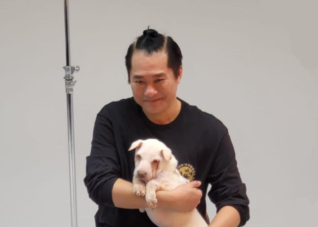 58岁邵仲衡近照,梳奇怪发型露出高发际线,已复出拍戏但拒回tvb