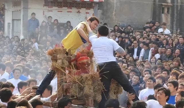 于是,趁着井岗村弹药濒临匮乏的时候,马田村的战斗小组,向其连续发起