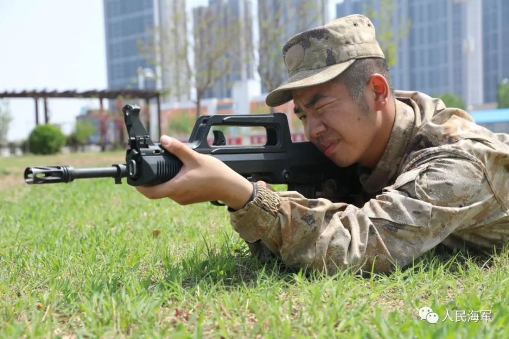 周小洋"接过了这支钢枪就意味着接过了军人的荣耀这是一种责任的