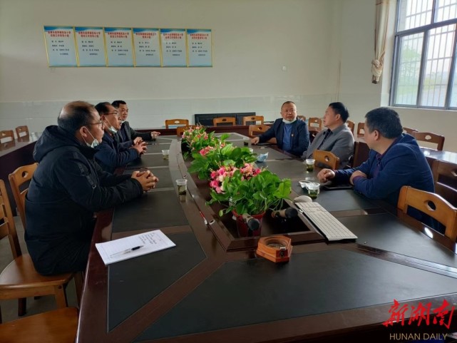 洞口县教育局党委书记,局长黄长军一行深入指导雪峰街道城东小学