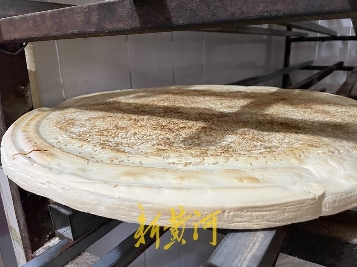 一张33元济南锅饼大爷做锅饼40余年传承的是老祖宗的味道