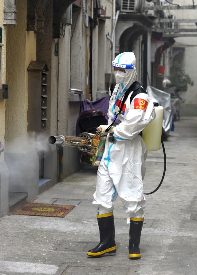 带你看消防员"大白"的消杀现场