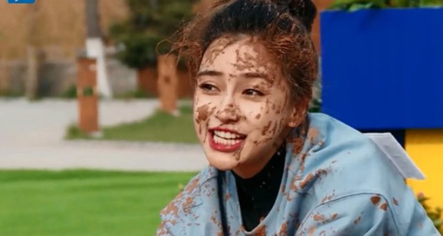 baby综艺被孤立排挤,造型像穿破布遭白鹿吊打,粉丝怒怼节目组