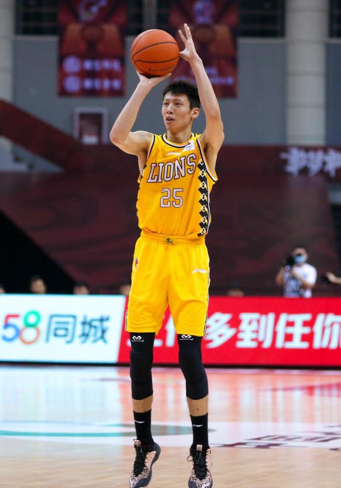 赵岩昊担架抬出,孙铭徽扛起重任,王哲林水货mvp,广厦横扫上海_腾讯新