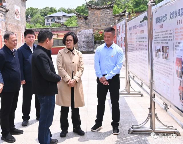 吴忠琼首先来到屏山镇万盛村,深入百良富硒蔬菜产业园,观看富硒蔬菜