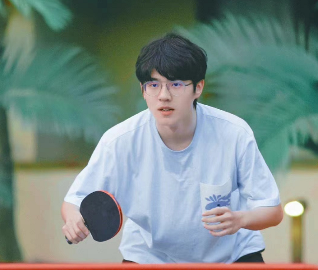 刘昊然晒打篮球照引回忆杀暴露真实素颜状态粉丝纷纷不淡定