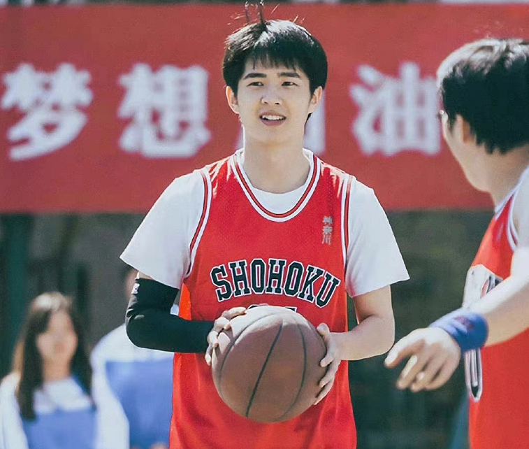 刘昊然晒打篮球照引回忆杀暴露真实素颜状态粉丝纷纷不淡定