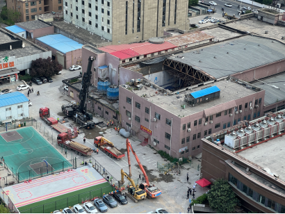 郑州一游泳馆疑因顶棚钢材受损坍塌：已致3人死亡，馆内设施被指陈旧