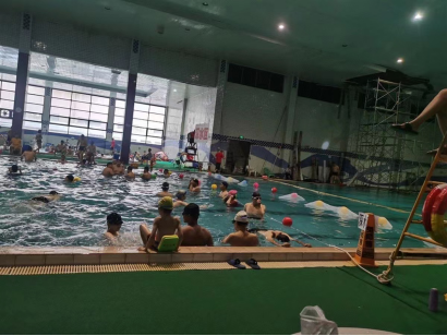 郑州一游泳馆疑因顶棚钢材受损坍塌：已致3人死亡，馆内设施被指陈旧
