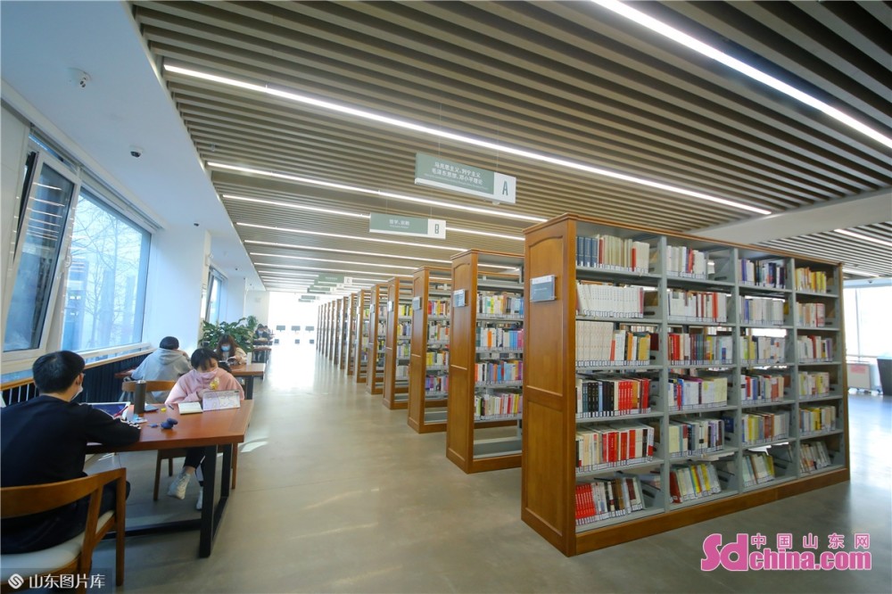 在山东省青岛市李沧区图书馆(金液泉路馆),小朋友通过自助借还机借阅