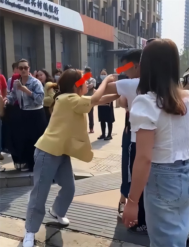 成都一女子撞见丈夫与情人游玩,当街暴打小三,网友:原配更漂亮