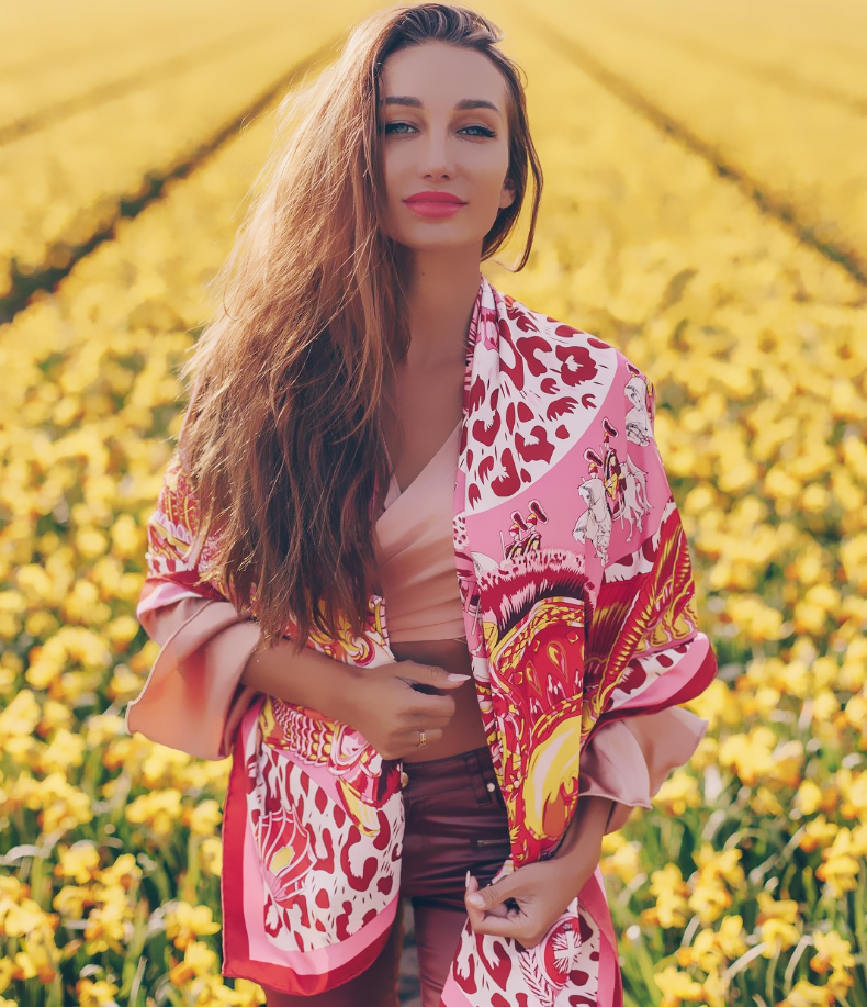 俄罗斯国宝级美女,健美身材展现曲线之美,一袭吊带领