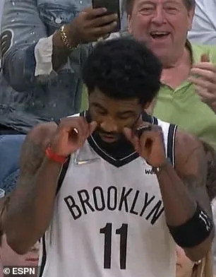 在与绿军的系列赛g1中,欧文多次向球迷竖中指,还做出哭泣的表情,在