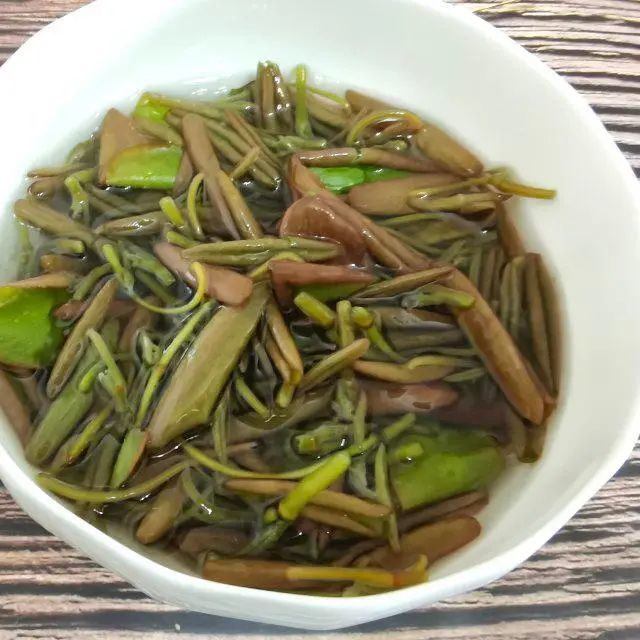 做法步骤:原料:莼菜,海米,扁尖笋,生姜,香葱,料酒,盐,胡椒粉,芝麻香