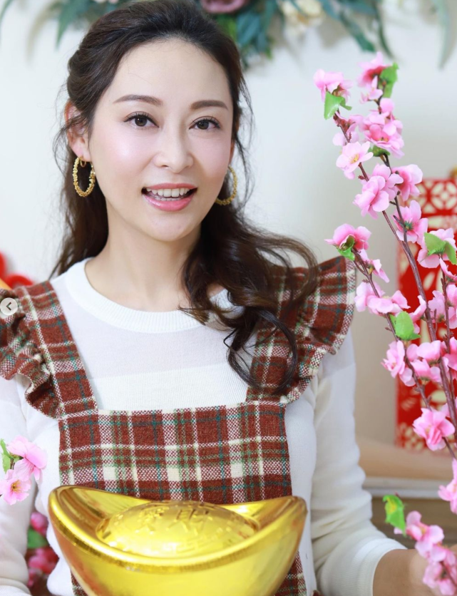 tvb女艺人杨卓娜和家人开心露营一边吃零食一边跟着音乐节奏打牌