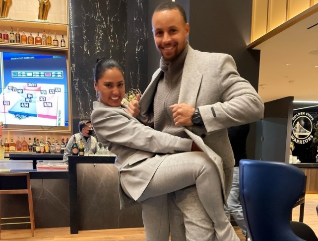 库里深情拥吻妻子