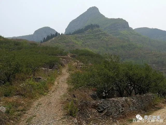 南面的南峪尽头有一道雄伟奇特的山岭,村里人叫南岭,磨池岭,大峪豁口