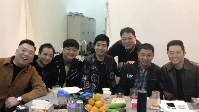 洪剑涛和高亚麟直播连线,两人滔滔不绝互相调侃,尽显同学情谊