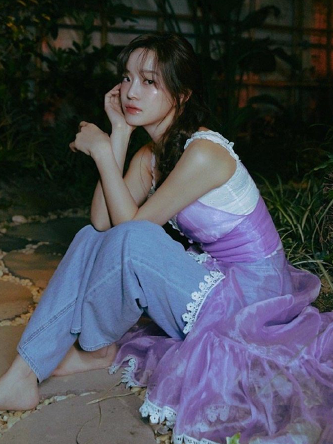 这组照片为我们展现了金世正性感朦胧美的一面,而在