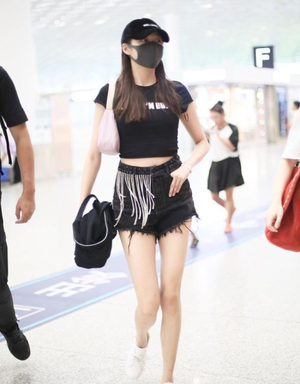 水帘洞的6厘米牛仔裤关晓彤的露脐装风采让人着迷