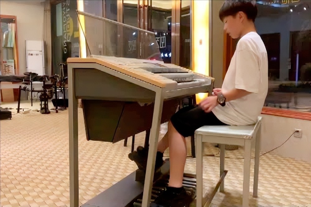 宁波少年杨宇华手脚并用弹钢琴,一个人堪比一支乐队_腾讯新闻
