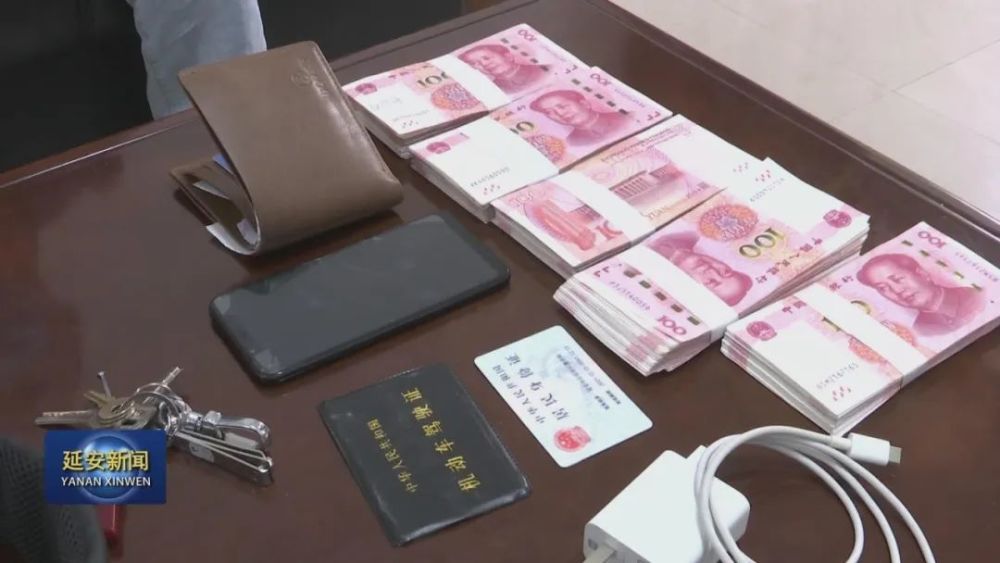 延安的哥拾金不昧五万元现金归还失主