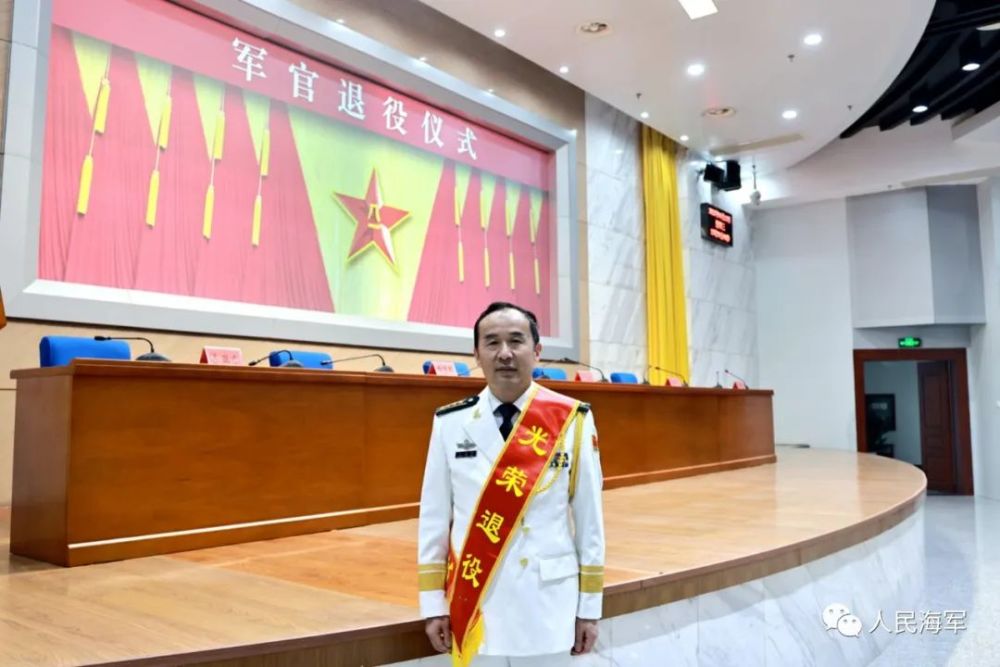军嫂军娃都来了这场军官退役仪式真是太暖了