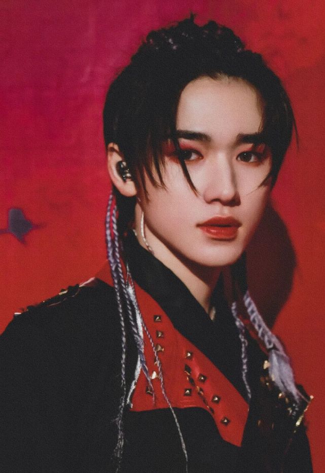 书法的最后一抹落笔,坚定而凌厉;宋亚轩的眼妆则采用大面积晕染的方式