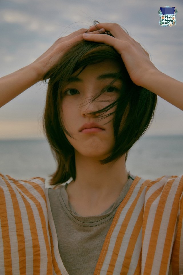 精灵小妹张子枫碧海蓝天下清新着装 日系文艺少女感十足