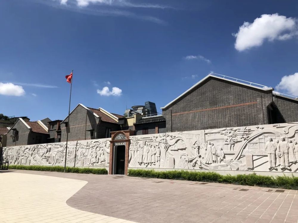 渔阳里广场五四运动后,全国各地许多青年为反对腐败的军阀统治和封建