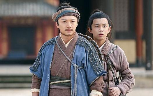 杨过,是郭靖结义兄弟杨康的儿子,郭靖对杨过视若己出.