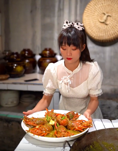 网红严素给丈夫做龙虾,被扒为拍视频选择复合,本人回应略显无奈