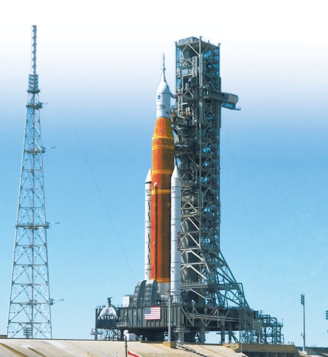 美国新一代登月火箭将下架三次发射演练失败转运回总装大楼检修