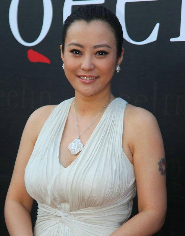 郝蕾出席活动被发现丰腴了很多,别人胖了不好看,但她却有韵味了