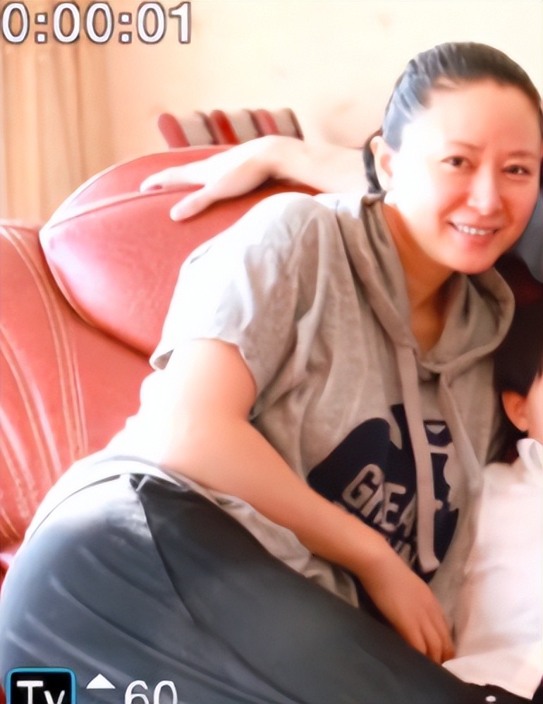 塞娅公主张恒罕晒全家福侧躺沙发身材臃肿老公旧照太帅气