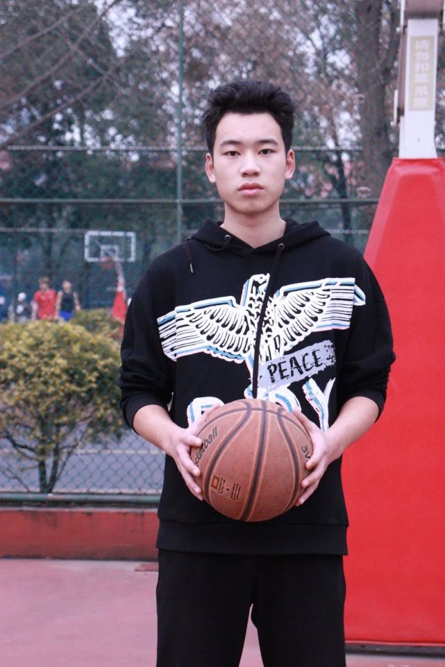 "康康"体育生的书包