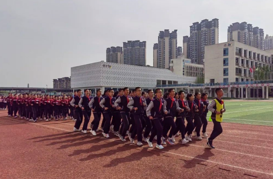 春意盎然,向阳奔跑 成都龙泉驿向阳桥中学学子跑在春日里!