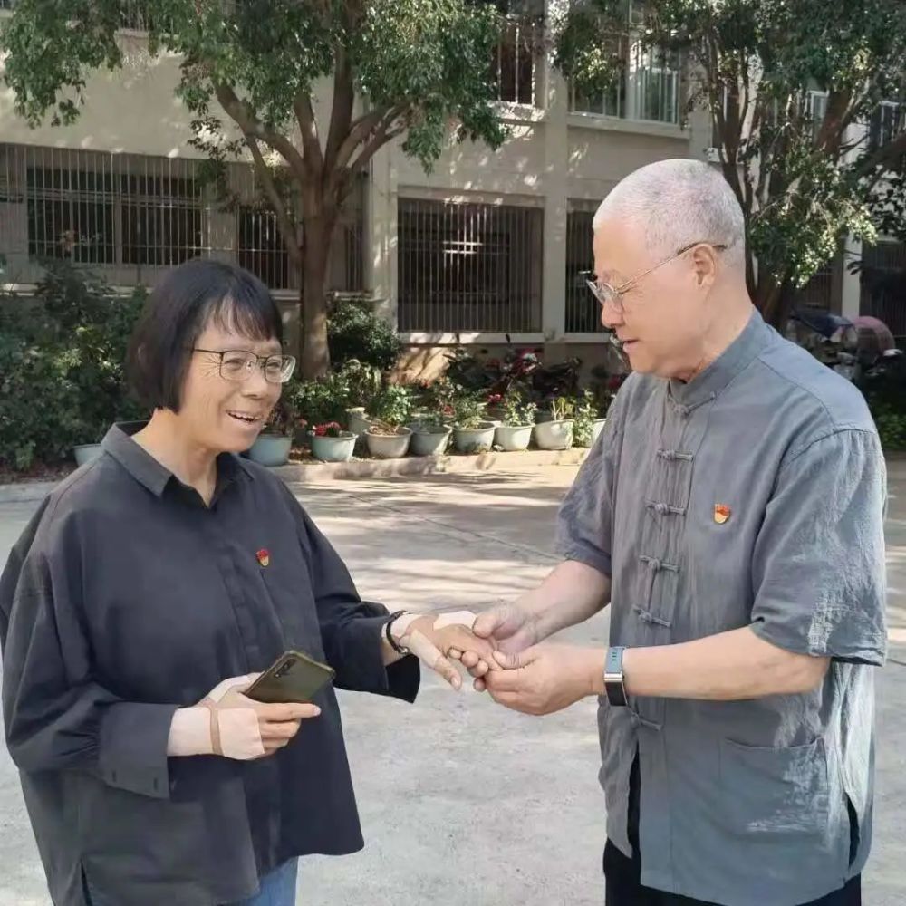 李延國先生跟我們說過,他在華坪採風的時候,和張桂梅老師相處甚歡.