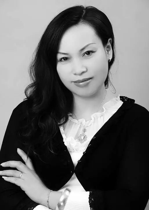 今日批评家何英批评的纯真之眼