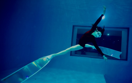 38岁刘芊含晒水下芭蕾照,高难度劈叉,宛如"人鱼公主"