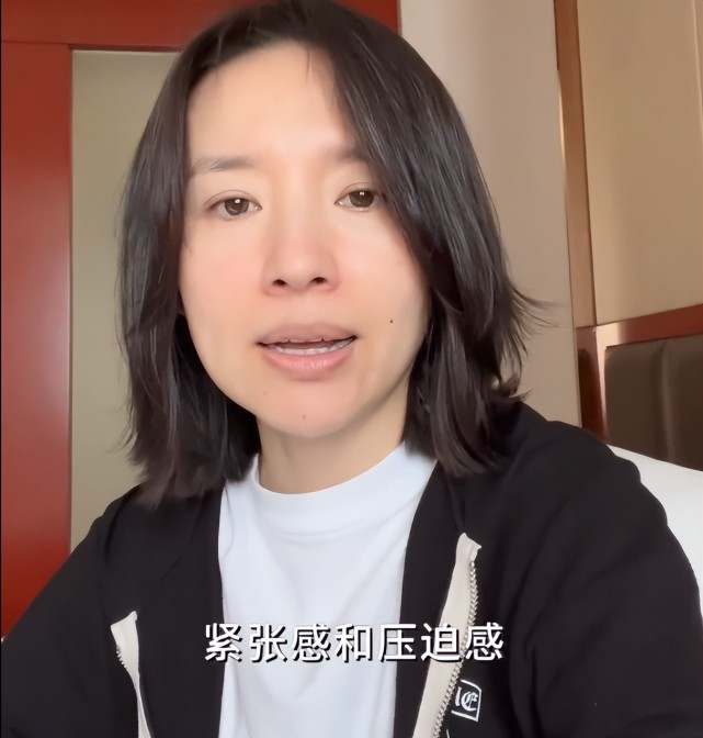 董洁晒自拍为42岁庆生,素颜出镜感慨人生,儿子长相帅气似潘粤明