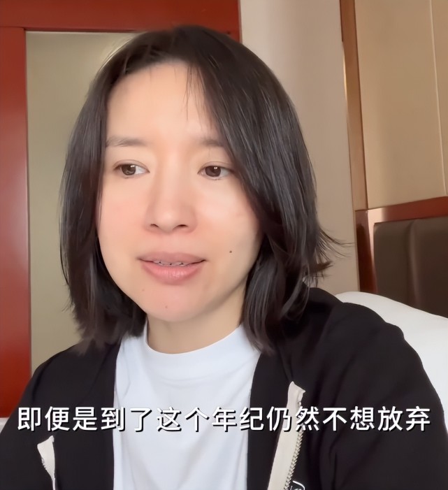 董洁晒自拍为42岁庆生,素颜出镜感慨人生,儿子长相帅气似潘粤明