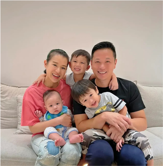 胡杏儿老公晒与三个儿子合照早起的鸟儿有虫吃你见过吗