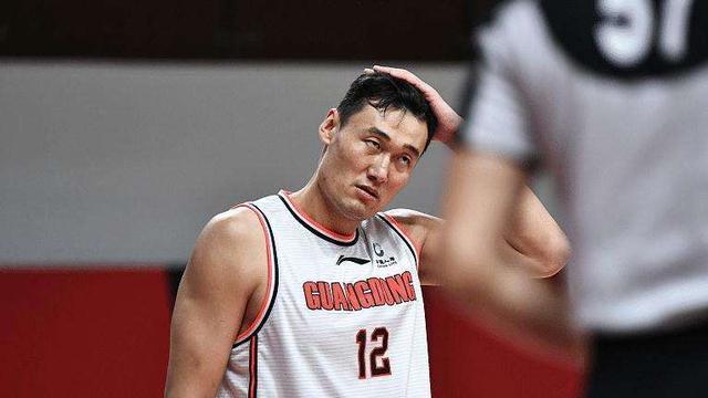 cba 撕破脸，辽宁队长带头羞辱广东3冠王，故意不跟他握手，假摔太脏