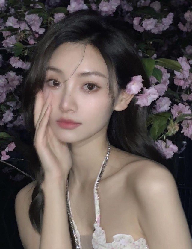 传闻金佳悦从小到大都是学校公认的校花级女神.
