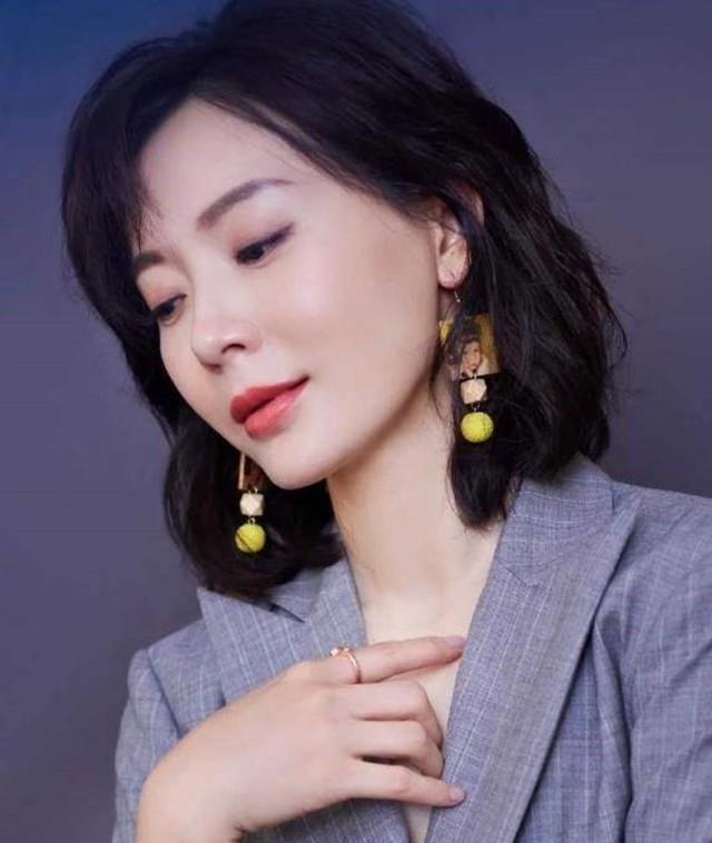 女人过了55岁就别留长发了,试试这4种"齐肩发",优雅有气质_腾讯新闻